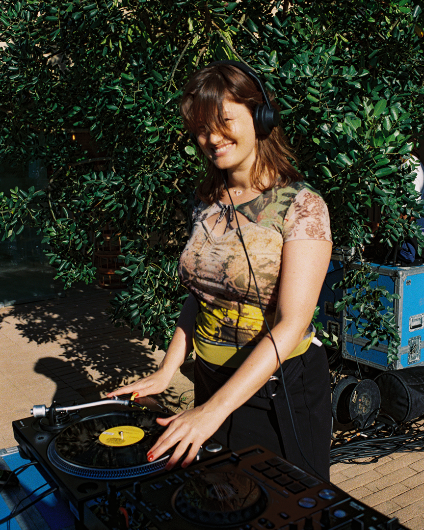 A girl on a vynil dj set