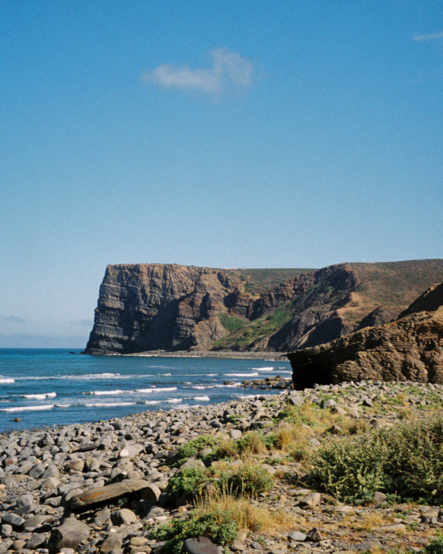 The poruguese coastline, water and cliffs.